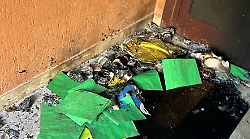 Bomba carta esplode nel portone d'ingresso di un palazzo a Ferro di Cavallo. Paura tra i residenti: danneggiate anche le auto
