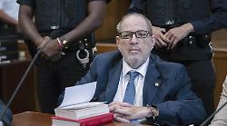 Harvey Weinstein, l'ex magnate del cinema americano condannato per stupro ha la leucemia mieloide cronica. La diagnosi in carcere