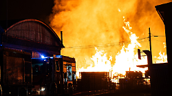 Rogo devasta il deposito della Donati Legnami di Sansepolcro: danni ingenti. Le foto dell'incendio