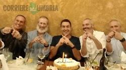 Anello con fascio littorio e X Mas dei fedelissimi di Roberto Vannacci, è polemica. Pd: "Inequivocabile simbolo fascista"