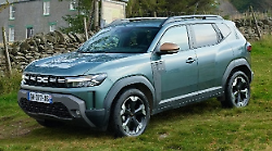 La Dacia Duster è l'Auto Europa 2025: battuta anche l'Alfa Junior. Giugiaro: "Uno dei modelli simbolo dell'automotive europeo"