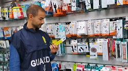 Norcia, auricolari e colori non sicuri. La guardia di finanza sequestra 6 mila prodotti in due negozi della Valnerina