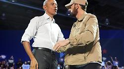 Detroit, sorpresa alla convention democratica: a sostegno di Kamala Harris sul palco ci sono Eminem e Obama