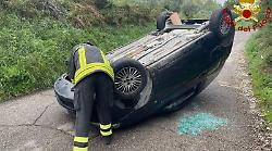 Incidente stradale a San Gemini: auto sbanda e si ribalta. Conducente rimane incastrata nel veicolo