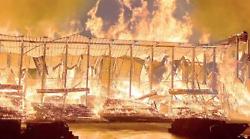 Incendio Donati Legnami, danni per milioni di euro. Periti già al lavoro. Indagini sulle cause del fuoco. La lunga notte dei vigili del fuoco a Sansepolcro