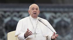Perugia, il prefetto Zito consegna all'arcivescovo Maffeis il registro delle condoglianze con i messaggi della comunità per la morte di Papa Francesco