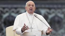 Il Vaticano sulle condizioni di Papa Francesco: "Non ha dolori ed è di umore buono". Proseguono le terapie