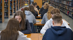 La regione è attrattiva per i giovani stranieri: sono più di chi se ne va, ma l'Umbria perde mille ragazzi all'anno che emigrano all'estero