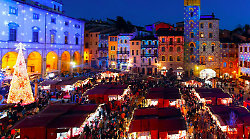 Arezzo città del Natale, il più grande Villaggio Tirolese. Dal 16 novembre i mercatini. Tutte le novità, i giorni di apertura e gli orari. Video