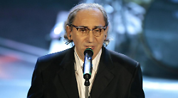 Franco Battiato, il genio della musica italiana  e l'omaggio stasera in tv su Rai 1 con Tale e Quale Show condotto da Carlo Conti