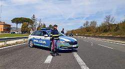 In auto con una pistola a salve senza tappo rosso: denunciato 