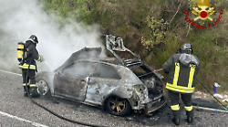 Alviano, l'auto prende fuoco e rischia di esplodere: illeso il conducente