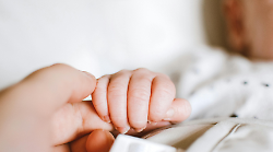 Città di Castello, marito aiuta la moglie a partorire in casa 