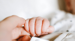 Neonato di 40 giorni rischia la cecità: l'intervento all'ospedale Molinette di Torino gli salva la vista