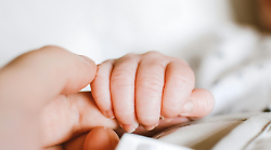 E' una bambina di 3,525 kg, Soleil, la prima nata del 2026 dopo 38 minuti dalla mezzanotte