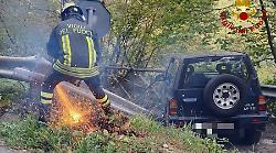 Incidente stradale a Terni, auto esce fuori strada e si incastra tra due guardrail