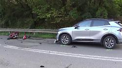 Frontale in moto contro un'auto e carambola con altri due mezzi: centauro in fin di vita