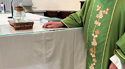 Castiglion Fibocchi, volto appare sulla tovaglia dell'altare durante la messa