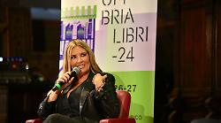 UmbriaLibri, Selvaggia Lucarelli fa il pienone. Ore di fila per assistere alla discussione su amore e like