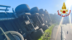 Incidente sulla Umbro Casentinese. Tir esce fuori strada e si ribalta: illeso il conducente