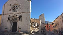 Sisma 2016, otto anni dal terremoto di Norcia: i vigili del fuoco salvati dal cambio dell'ora, il crollo e la ricostruzione