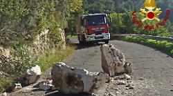 Masso si stacca e cade sulla strada a Cesi, verifiche in corso sulla frana. L'ordinanza della Provincia
