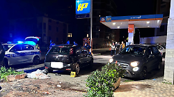 Muore travolta dalla sua stessa auto in una stazione di servizio