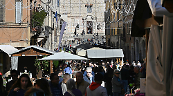 Perugia, doppio taglio del nastro per la Fiera dei morti: la foto-gallery del giorno inaugurale in centro e a Pian di Massiano