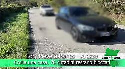 Arezzo, la casa crolla e la strada va in tilt. Il video. I residenti protestano: "Quanto impiega il Comune per demolire il rudere?"