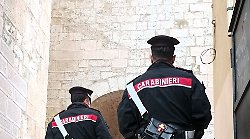Notte da incubo a Gualdo Tadino, violenta lite in piazza Martiri: ragazza strattonata e trascinata via. Indagano i carabinieri