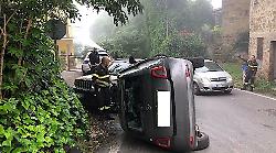 Perugia, ragazzo di 20 anni si ribalta con l'auto a Casaglia. I residenti chiedono l'attivazione del semaforo