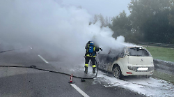 Città di Castello, auto in fiamme in una galleria della E45: il conducente porta il mezzo fuori dal tunnel e viene soccorso