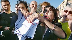 Stefania Proietti strappa il programma sulla sanità del centrodestra. Il sit-in all'ospedale di Pantalla insieme ad Elly Schlein