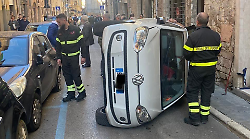 Auto si ribalta in corso Cavour a Perugia: donna in ospedale