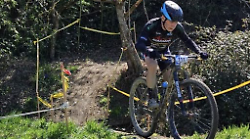 Lupo azzanna a una gamba ciclista che pedala in mountain bike nel sentiero
