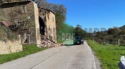 Sei proprietari per la casa crollata a Pieve a Ranco, strada ancora chiusa e rabbia dei residenti