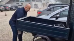 Bandecchi, un allenamento stile Rocky: trova un'Ape in un parcheggio, la alza e inizia una sessione di squat