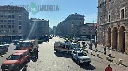 Terni, prende una bottiglia di benzina e minaccia di darsi fuoco davanti al Comune. Tragedia sfiorata per un uomo di 35 anni