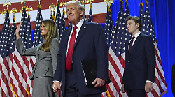 I look più iconici di Melania Trump, di nuovo first lady ma da "separata in casa"