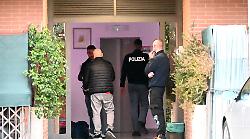Morte del piccolo Gioele, i funerali del bambino caduto dal terzo piano: l'ultimo saluto a Castel del Piano
