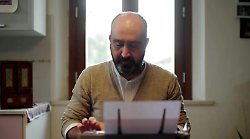 Loris Babbini, chi è il contadino poeta che cerca moglie. Animo romantico e grande passione per la scrittura