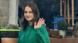 Chi è Grace Van Patten, l'attrice che interpreta Amanda Knox nella nuova serie tv "Blue Moon". Le immagini dal set