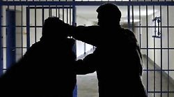 Aggressione in carcere, detenuto prende a pugni un agente della penitenziaria e lo manda all'ospedale