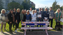 Perugia, l'associazione Vivo a Colori dona un macchinario per dermopigmentazione medica all'ospedale. Inaugurata anche la Panchina rosa