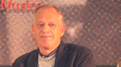 Peter Gomez, chi è il giornalista che sfida i poteri forti. Dai primi articoli su L'Arena alle Confessioni su Rai 3