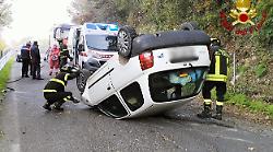 Incidente stradale a Stroncone, perde il controllo dell'auto e si ribalta: donna rimane incastrata nel veicolo