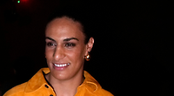 Imane Khelif, chi è la pugile algerina: spuntano i certificati medici. Dall'oro alle Olimpiadi alla copertina di Vogue. Si racconta a Massimo Giletti