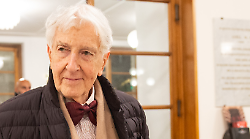 Corrado Augias, chi è. A quasi 90 anni ancora sulla cresta dell'onda. La moglie Daniela Pasti, la figlia Natalia. I libri, le polemiche sulla figura di Gesù. 