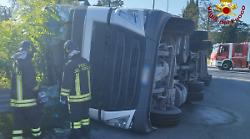 Tir si ribalta a pochi passi dall'autostrada: chiuso lo svincolo di Narni