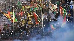 Fumogeni e petardi durante il derby: due tifosi feriti e multa alla Ternana